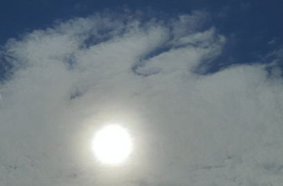 雨雲から顔を出す直前の太陽