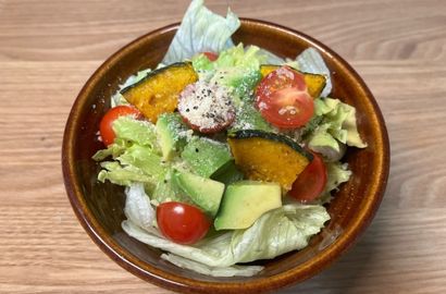 アボカド・かぼちゃ・トマト・レタスのサラダ（レモンオリーブオイルドレッシング）